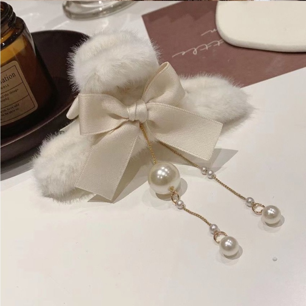 *NEW* Pretty Soft White Faux Fur Ribbon Claw Hair Clip with Pearl Beaded Chain